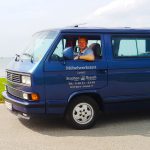Tischlermeister Stephan Brasch von Möbelwerkstatt Lorenz an der Nordsee mit seinem blauen VW-Bus