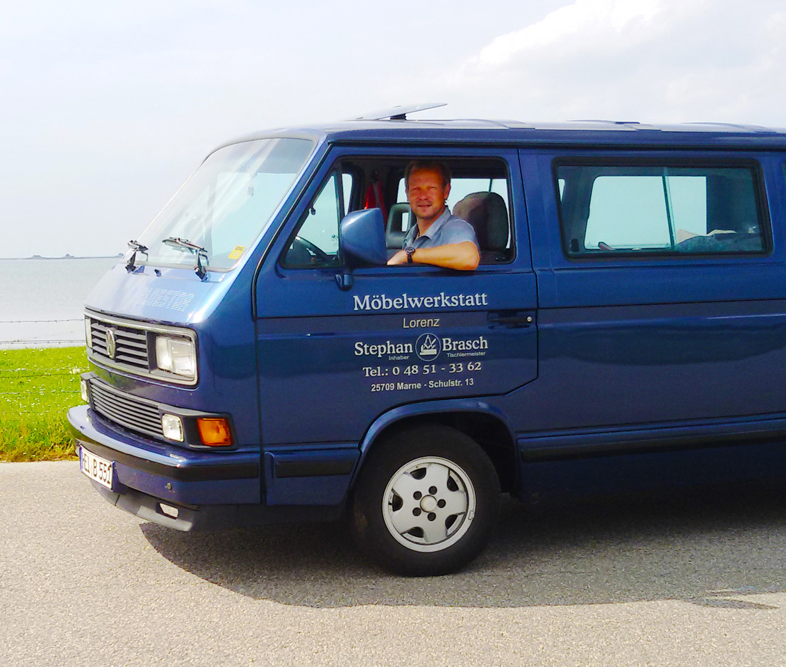 Tischlermeister Stephan Brasch von Möbelwerkstatt Lorenz an der Nordsee mit seinem blauen VW-Bus